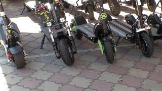 România a adoptat moda trotinetelor: "Mi se pare atât de utilă. Îmi rezolv toate problemele, inclusiv cumpărăturile"