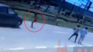 Copil de 10 ani, lovit în plin și aruncat în aer de o șoferiță, la Podu Iloaiei din Iaşi. Momentul teribil a fost filmat