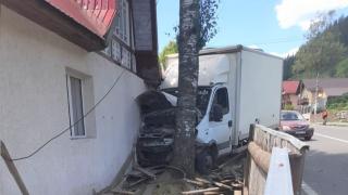 Un şofer a făcut prăpăd într-o localitate suceveană după ce ar fi adormit la volan: A rupt gardul unei gospodării şi a izbit peretele casei