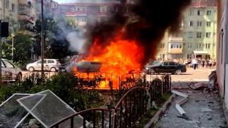 O dubă a explodat într-o parcare din Râmnicu Vâlcea. Un bărbat a fost rănit de suflul deflagraţiei