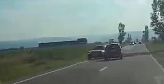 Şofer "kamikaze" pe o șosea din Suceava. Manevra criminală a fost filmată cu o cameră de bord VIDEO