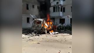 Imagini surprinse la scurt timp după ce dubiţa din Râmnicu Vâlcea a explodat .Doi oameni au fost răniţi