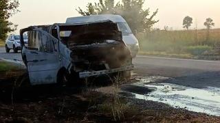 Dubă plină cu rapiță, mistuită de flăcări între Alexandria și Turnu Măgurele. Șoferul și pasagerul au coborât desculți din mașină