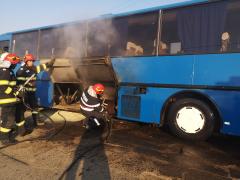 Un autocar plin cu copii a luat foc pe un drum din Botoşani