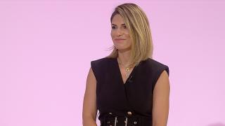 Ellie White cântă despre iubire în noua sa piesă "Hoţ de dragoste". Videoclipul, filmat în timpul vacanţei cu familia, în Grecia