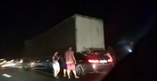 BMW cu volan pe dreapta, strivit sub TIR şi târât sute de metri pe Autostrada Soarelui. Şoferul a murit pe loc