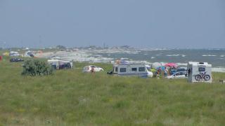 Plajele sălbatice, preferate chiar şi pentru amenzi: "Oricum dacă am sta într-o staţiune mai mare, am plăti cazare. Nu e o sumă atât de mare până la urmă"