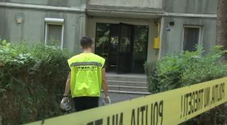 Un tânăr şi-a stropit vecina cu benzină şi i-a dat foc. Femeia, care a ieşit din bloc arzând ca o torţă, a murit la spital