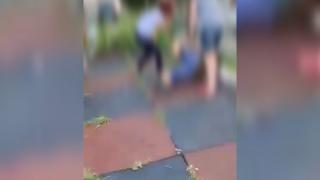 Copil de 12 ani, pus la pământ şi lovit cu picioarele de două mame, drept pedeapsă pentru că se certase cu alţi copii, în Eforie