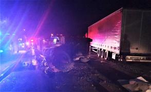 Carambol teribil între un tractor, o maşină şi un camion, pe un drum din Olt. Unul dintre şoferi a murit