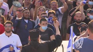 Proteste anti-vaccin în Franța, de Ziua Națională. Grecii au ieșit în stradă să ceară demisia Guvernului, pe care îl acuză de discriminare