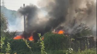 Incendiu de proporţii în Reşiţa. Pompierii au luptat cu flăcările uriaşe mai bine de trei ore