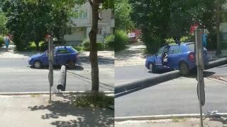 Maşină blocată de o conductă, lăsată în mijlocul străzii. Autorităţile nu au oprit traficul pe străzile unde se desfăşoară lucrări de reabilitare
