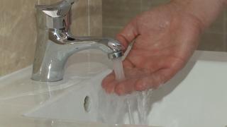 Oraşul din România unde metrul cub de apă costă cât litrul de benzină. Oamenii sunt revoltaţi: ''Nu ai cu cine să te bați. Ce să facem''