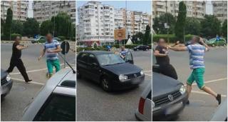 Doi şoferi s-au bătut şi scuipat într-un giratoriu din Suceava. Unul l-a tras de picioare pe celălalt, ca să-l scoată din mașină