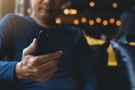 Un oltean a sunat la 112 de peste 22.000 de ori în ultimele 6 luni, ca să întrebe operatoarele ce culoare are lenjeria lor intimă