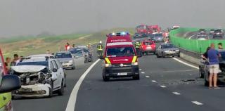 Primele imagini de la accidentul cu 20 de maşini de pe Autostrada Soarelui. Sunt mai multe victime