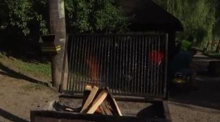 Locuitorii din Iaşi stau la coadă pentru a face grătar pe malul lacului Ciric