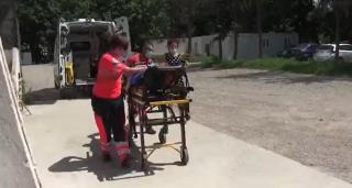 O bunică a vrut să scape de puricii din gospodărie, dar şi-a băgat nepoţeii în spital: "Le-am dat de dimineaţă lapte şi după aceea am stropit"