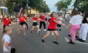 Bulevardul Tomis, blocat complet. Zeci de tineri au dansat în plină stradă, în centrul Constanţei