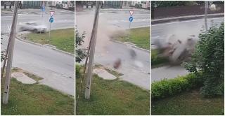 Momentul dramatic în care o Toyota se rupe în două, după ce loveşte cu viteză un stâlp, pe un drum din Rusia - VIDEO