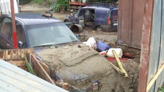 A fost o noapte furtunoasă în România: 18 coduri roşii, maşini luate de viituri şi oameni salvaţi de pompieri cu ajutorul bărcilor