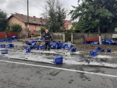 Zeci de lăzi cu bere au căzut dintr-un TIR, la Drăgăşani. O femeie a suferit răni la faţă şi la cap