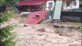 România a fost măturată de furtuni de la est la vest. În Argeş, viitura a fost atât de puternică încât a smuls o bucată dintr-o pensiune