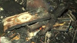 Un băiat de 13 ani a încercat să-şi scoată bunicii din flăcări, în Harghita. Bătrânii au fost găsiţi fără suflare, îmbrăţişaţi