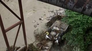 O maşină parcată pe malul pârâului Izvorul Dorului, distrusă de ape, la Sinaia. Bilanţul inundaţiilor din ultima zi