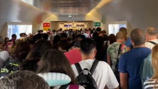 Călătoria cu avionul începe şi se termină cu aglomeraţie. Sute de oameni nu ştiu ce documente ar trebui să prezinte la controlul DSP