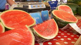 Un antreprenor a găsit o metodă avantajoasă pentru a nu rămâne cu marfa: Pepenii lui pot fi cumpăraţi şi cu criptomonede