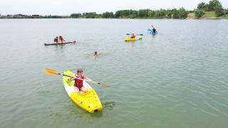 Tabăra de caiace de la Lacul Iojib a devenit locul de bălăceală în care copiii uită de tabletă şi calculator