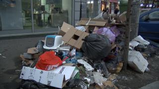 Capitala, sufocată de sacii cu gunoaie care zac prin toate sectoarele: ''Cel mai tare salubrist, la ora actuală în Bucureşti, este femeia de serviciu''
