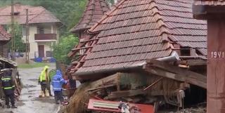 Guvernul oferă sprijin financiar persoanelor afectate de inundaţii. Premierul a solicitat un bilanţ al pagubelor