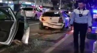 Carambol în centrul Iaşului, după ce un tânăr care consumase alcool a lovit o coloană de maşini