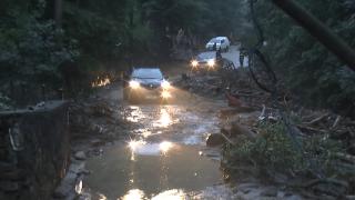 Pagube numeroase, soluţii adoptate cu întârziere: Unii dintre gospodarii afectaţi de inundaţii au început să-şi repare singuri casele