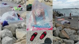 Turist într-un sac de plastic transparent, pe plajă la Eforie. "Premiul I pentru cea mai bună protecție împotriva Covid 19" - VIDEO