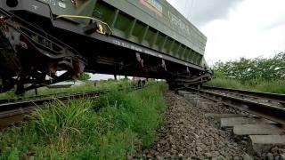 Sute de minute de întârzieri, nervi întinşi la maximum şi 20 de trenuri deviate, după ce un tren de marfă a deraiat. "Sunt nişte condiţii insuportabile"