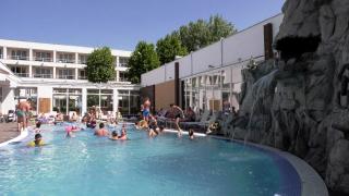 Românii cu copii, tot mai interesaţi de hotelurile care oferă locuri de joacă şi divertisment pentru cei mici: "E un loc minunat, totul e senzaţional"