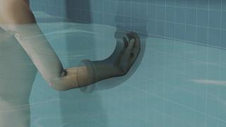 ANIMAŢIE GRAFICĂ. Cum a rămas o fetiţă blocată în scurgerea unei piscine. "Tremura, mânuţa i se umflase"