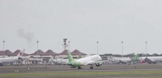Un bărbat din Indonezia, cu COVID-19, a urcat în avion după ce s-a deghizat în femeie. A cumpărat biletul pe numele soţiei