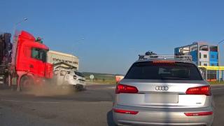 A fost filmat accidentul devastator din Sibiu, unde 4 oameni au murit într-o Dacia Duster, loviți de camion. Nu au avut nicio șansă