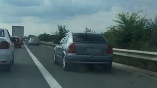 Mai mulţi şoferi au fost surprinşi conducând pe banda de urgenţă a autostrăzii A1: Încă se practică mersul pe banda de urgenţă în România