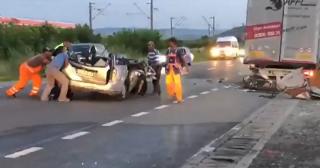 Femeie moartă, în Cluj, după ce maşina în care se afla s-a izbit violent de un autocamion staţionat pe marginea drumului