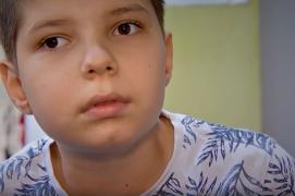 Alexandru luptă pentru normalitate: "Când mă fac mare o să fiu magician! Mi-ar plăcea să merg singur"