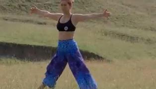 Relaxarea de weekend poate începe cu o ședință de yoga. "Aduce echilibru și energie"