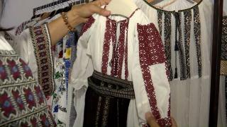 O femeie care şi-a transformat casa într-un mic muzeu a strâns o colecţie impresionantă de piese din portul popular, în Gorj