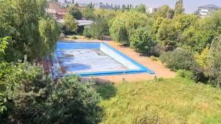 Ștrandul Giulești a devenit loc de joacă pentru vulpi și șobolani, Primăria susține că se efectuează reparații: "Nici nu mai vin să cureţe"