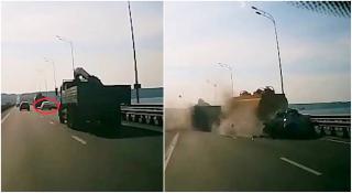 O fetiţă de 2 ani şi părinţii ei, morți într-o Kia Rio strivită de două camioane, pe un pod din Rusia. Accidentul a fost filmat